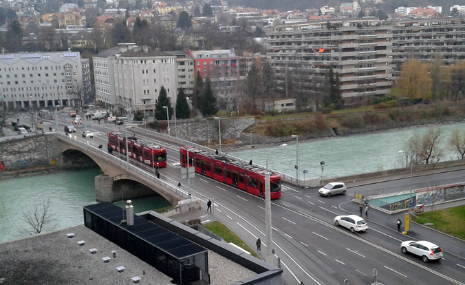 File:Straßenbahn Innsbruck Probefahrt Unibrücke 2012-11-28.jpg