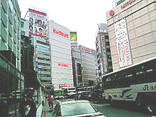 File:ビックカメラ池袋本店とヤマダ電機ＬＡＢＩ池袋店 070623 174658