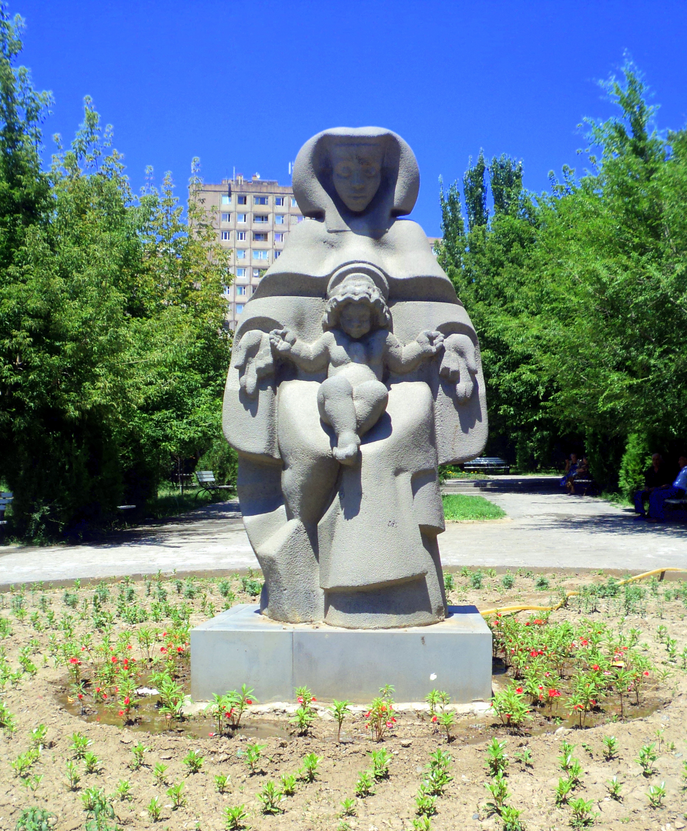 Տիրամայրը մանկան հետ (քանդակ, Երևան) - Վիքիպեդիա՝ ազատ հանրագիտարան