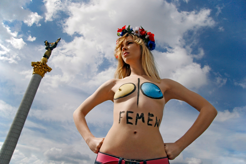 Голые активистки FEMEN cыграли в хоккей (ФОТО) — Новости Оренбурга и области - 56orb