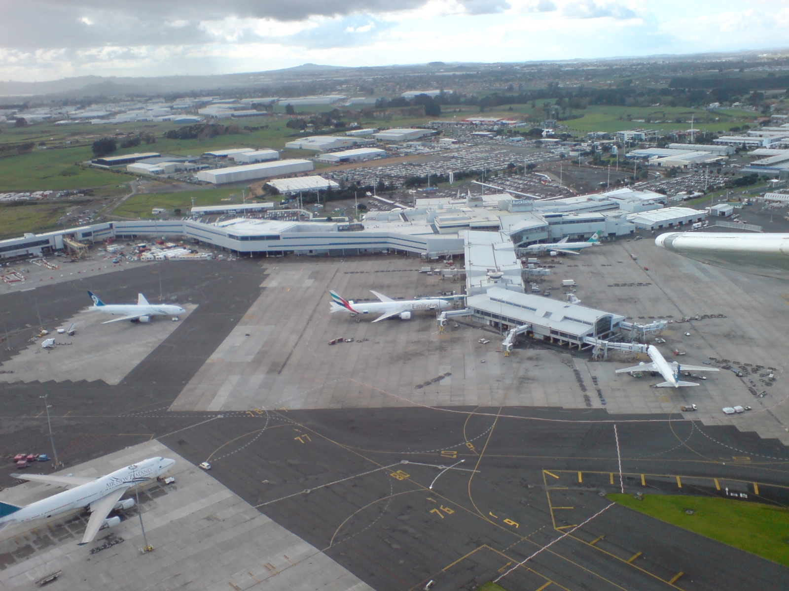 https://upload.wikimedia.org/wikipedia/commons/b/b3/Auckland_Airport_Seen_From_Light_Plane_02.jpg