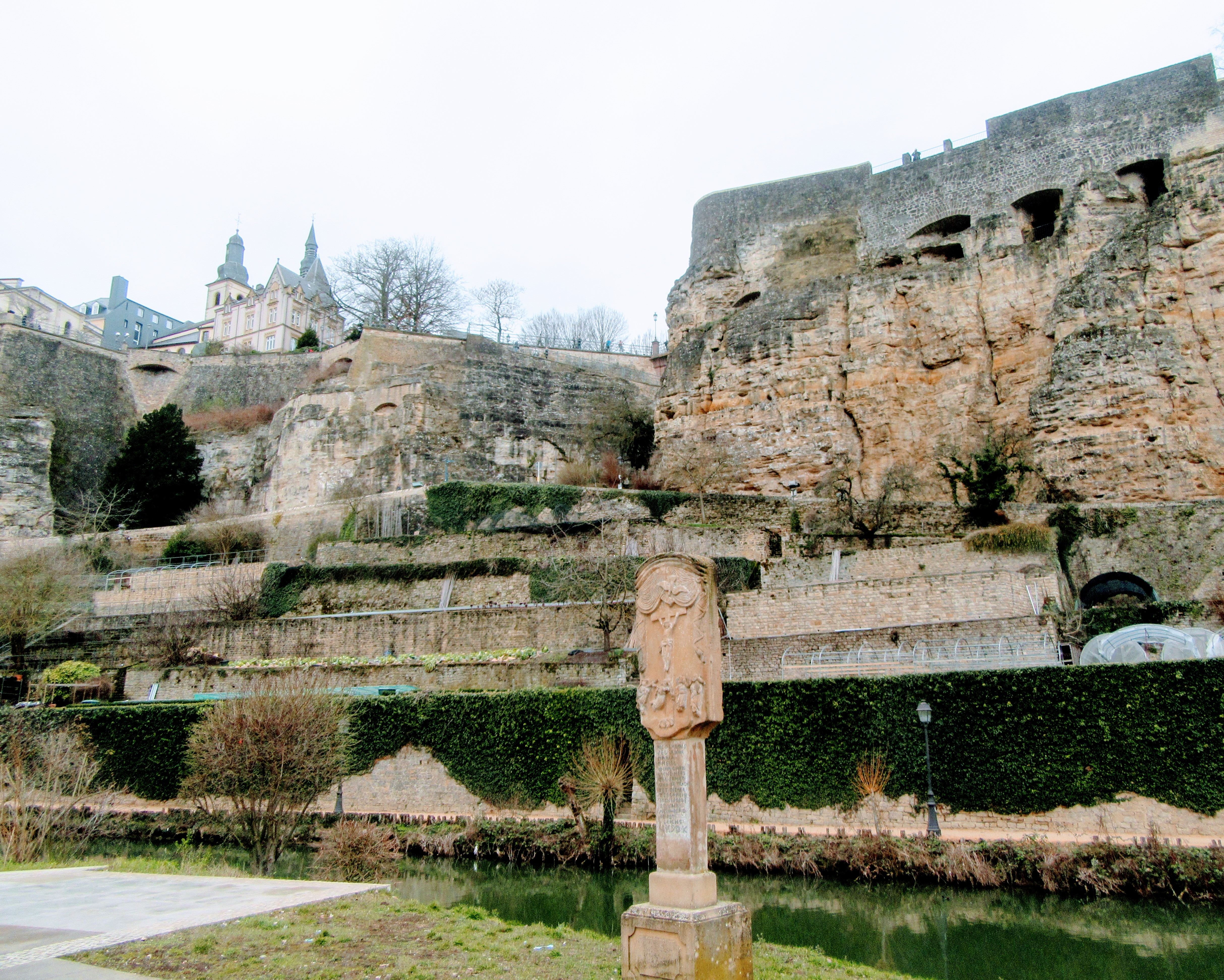 Казематы - многокилометровые тоннели, высеченные в скалистых естественных укреплениях для защиты крепости Люксембург