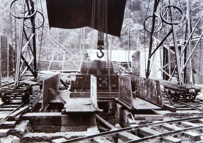 File:COLLECTIE TROPENMUSEUM Montage van een grote boogzender van Radiostation Malabar TMnr 60019331.jpg