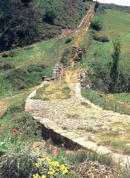 File:Calzada romana y puente de Cirauqui.jpg