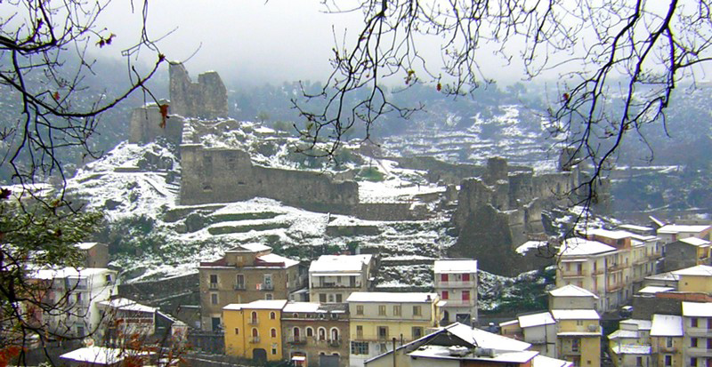 File:Castello Lamezia Innevato - Foto Cataudo.jpg