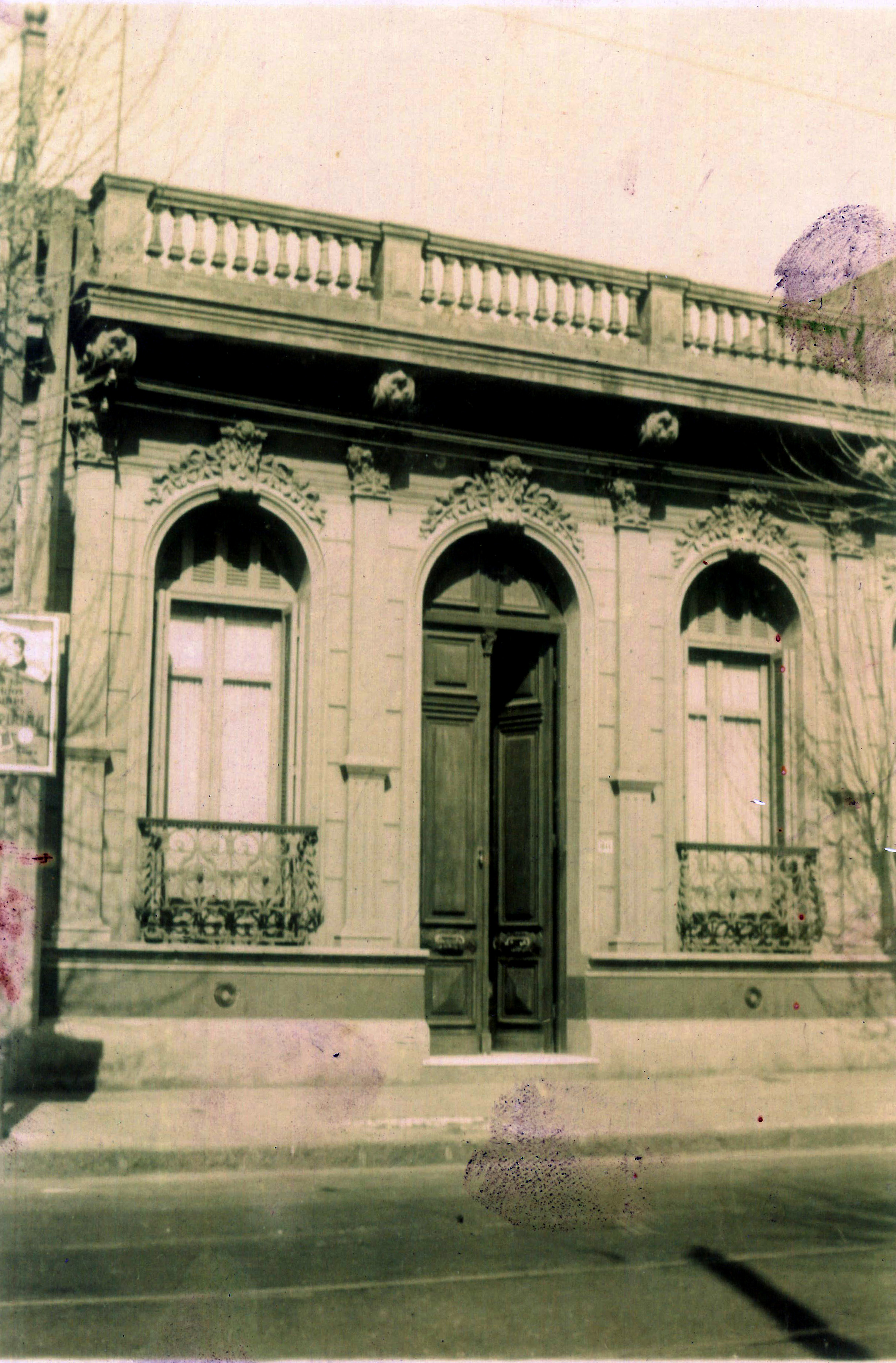 Casa del Dr. Ferreiro en Constituyente 1844, Montevideo. Albergaba una de las bibliotecas americanistas más selectas de América Latina, que pasó a formar parte de la [[Biblioteca del Congreso de Estados Unidos