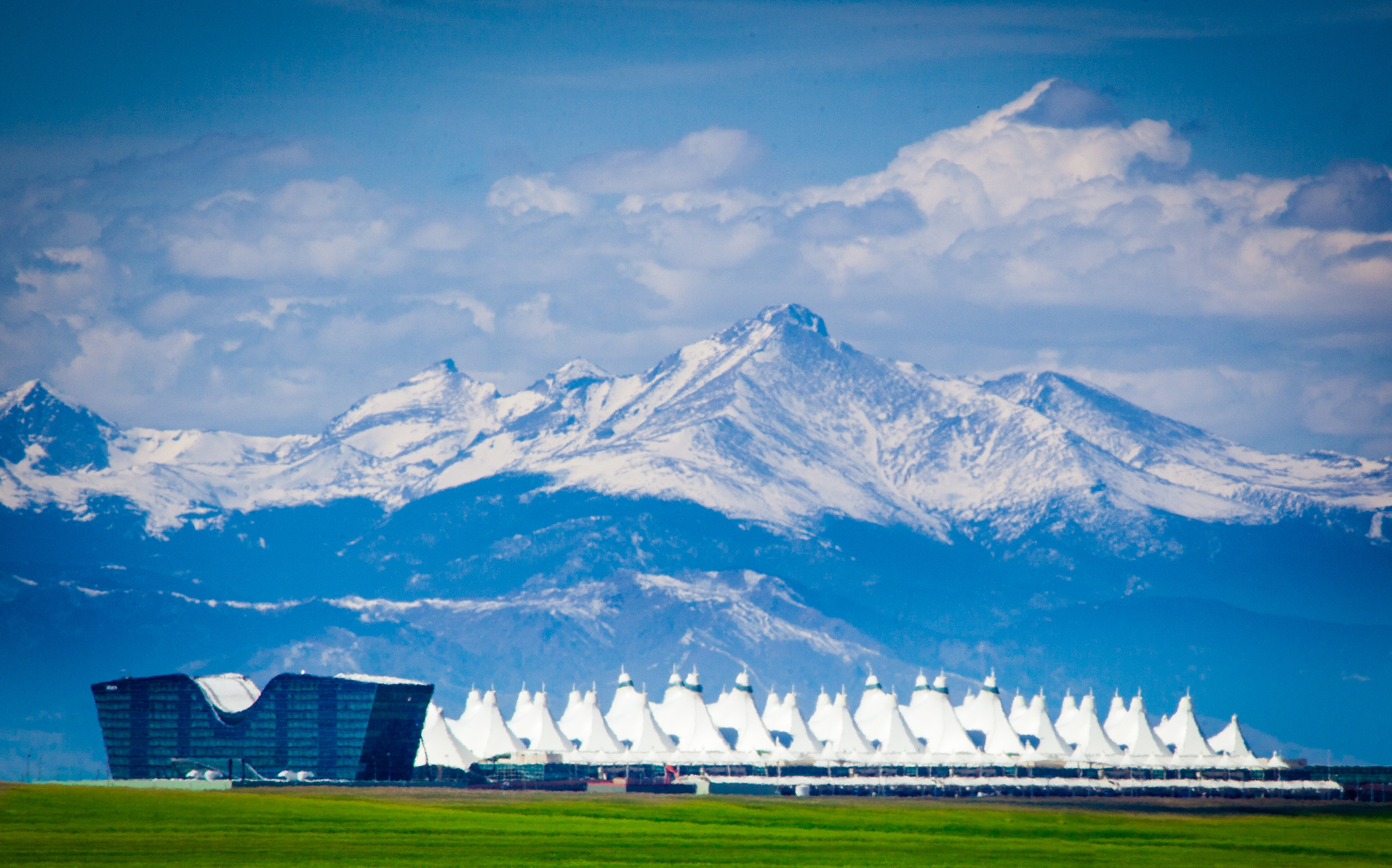 Discover the Mile High Magic of Denver International Airport (DEN)