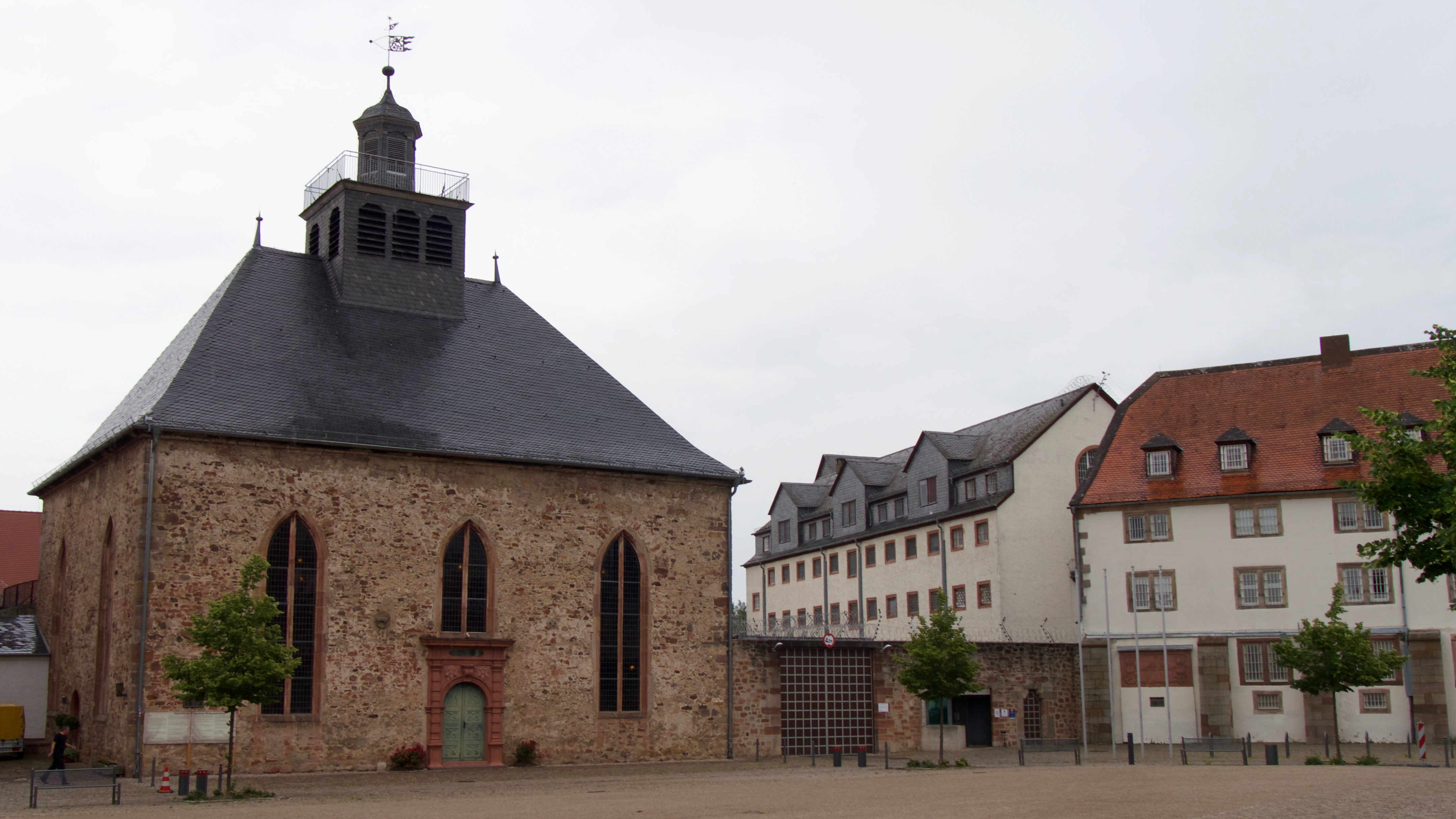 Eingangsbereich der Justizvollzugsanstalt Schwalmstadt zwischen evangelischer Stadtkirche und ehemal...