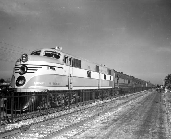 File:Florida East Coast Railway streamliner "Henry M. Flagler".jpg