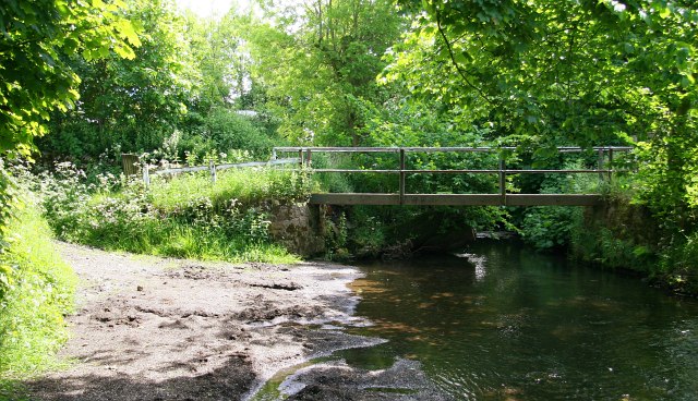 Footbridge across the River Dove at Bridge End Farm - geograph.org.uk - 1714368