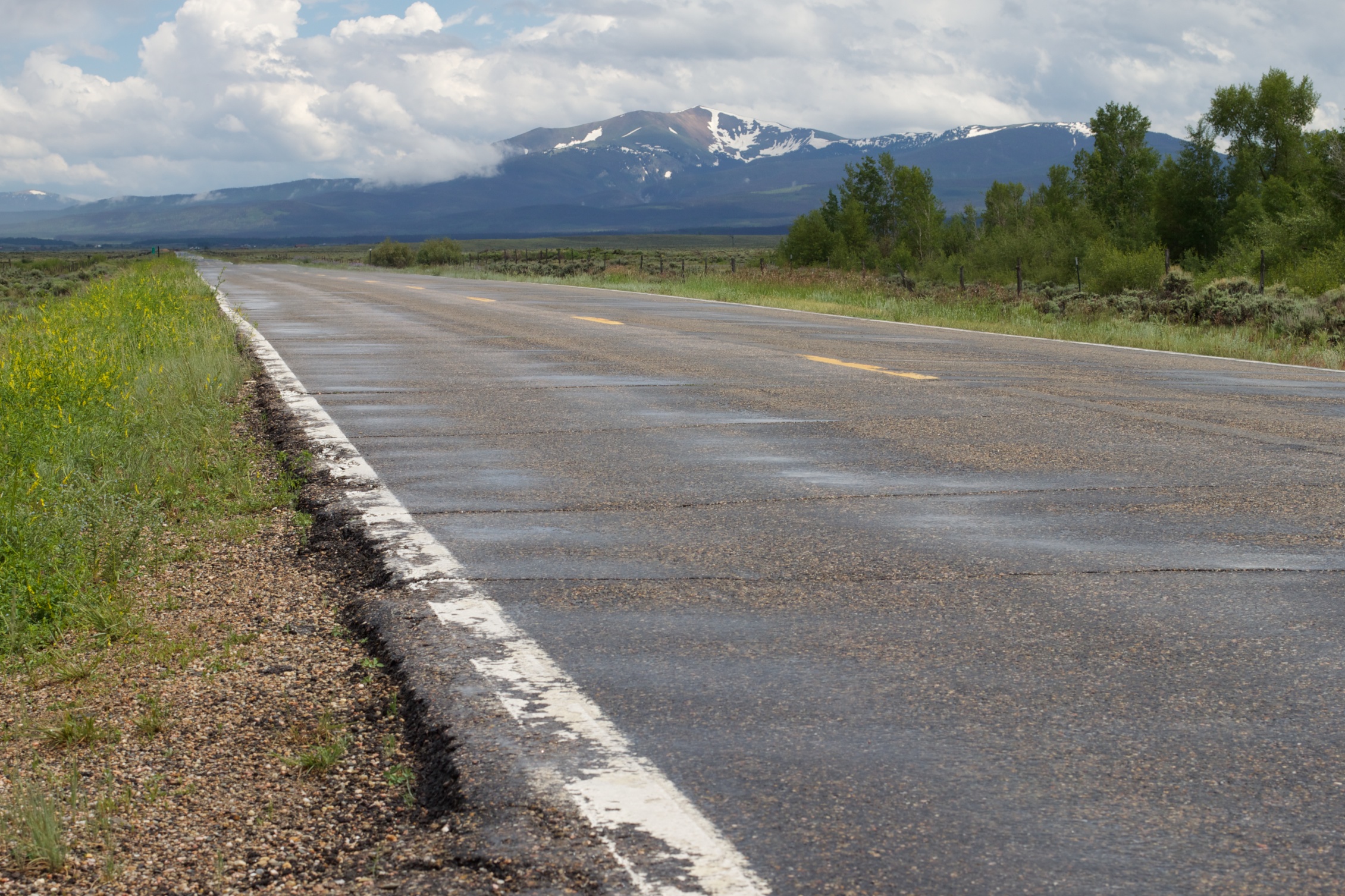 Down the road. Дорога грязь сбоку. Грязная дорога. Асфальтная дорога. Грязевые дороги.