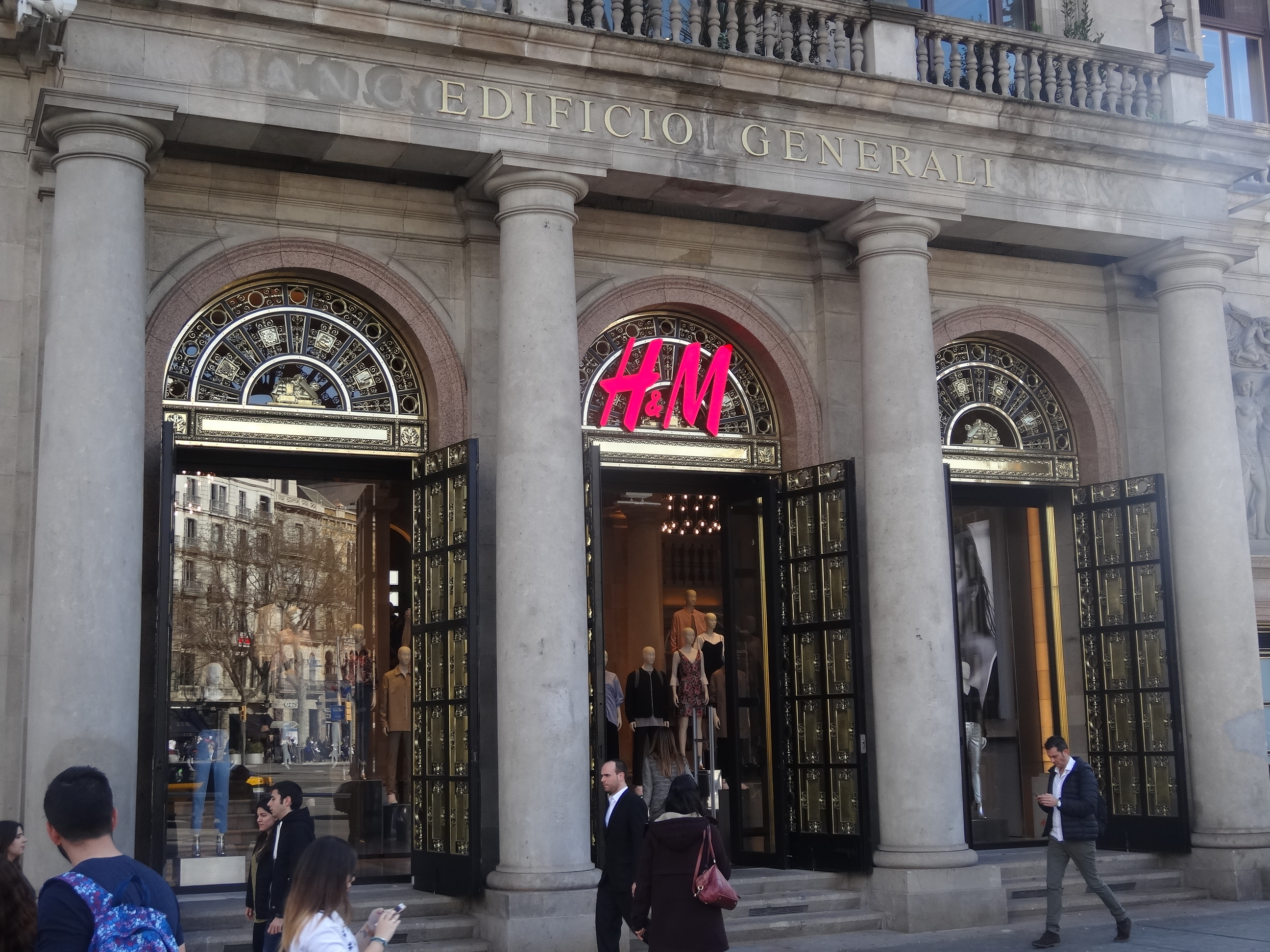 File:HM store - Passeig de Gràcia, 11.jpg - Wikimedia Commons
