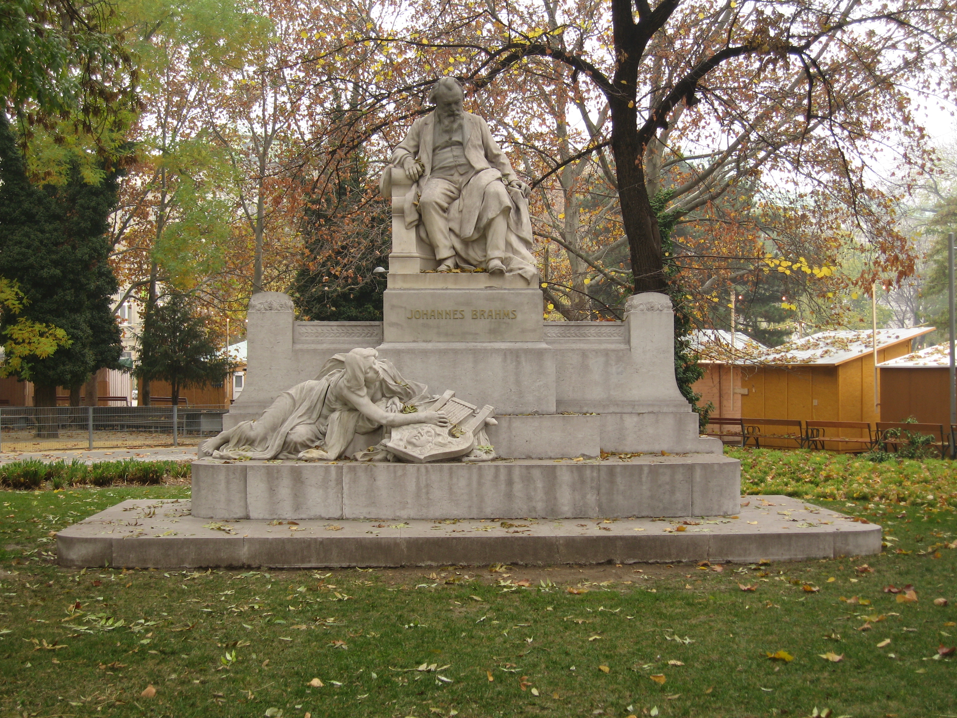 JohannesBrahms Statue Kalrlsplatz Vienna.jpg