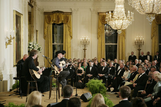 File:Kenny Chesney performs in the East Room of the White House.jpg