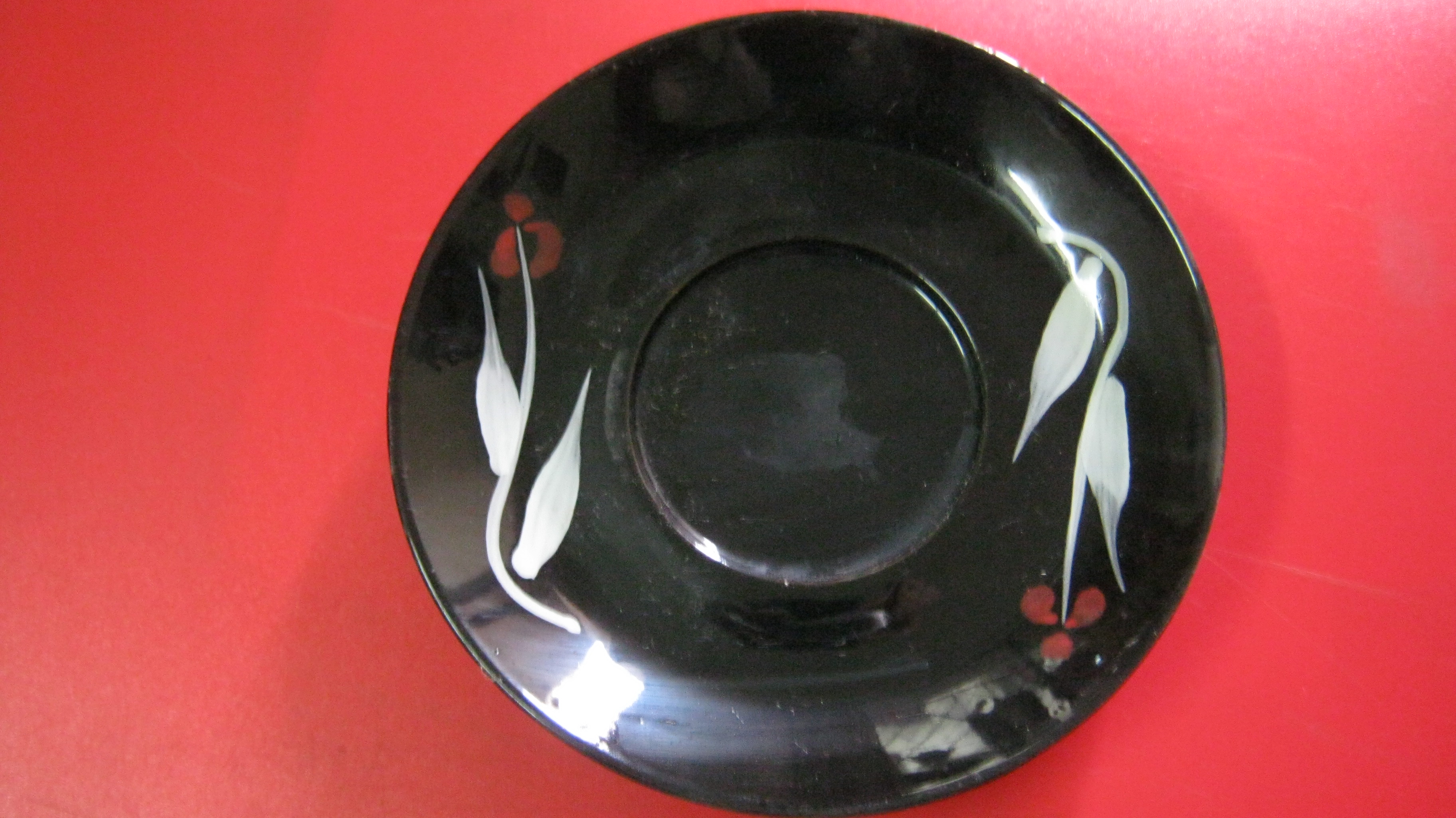 https://upload.wikimedia.org/wikipedia/commons/b/b3/Kitchenware_Tea_Plate_Rezowan.JPG