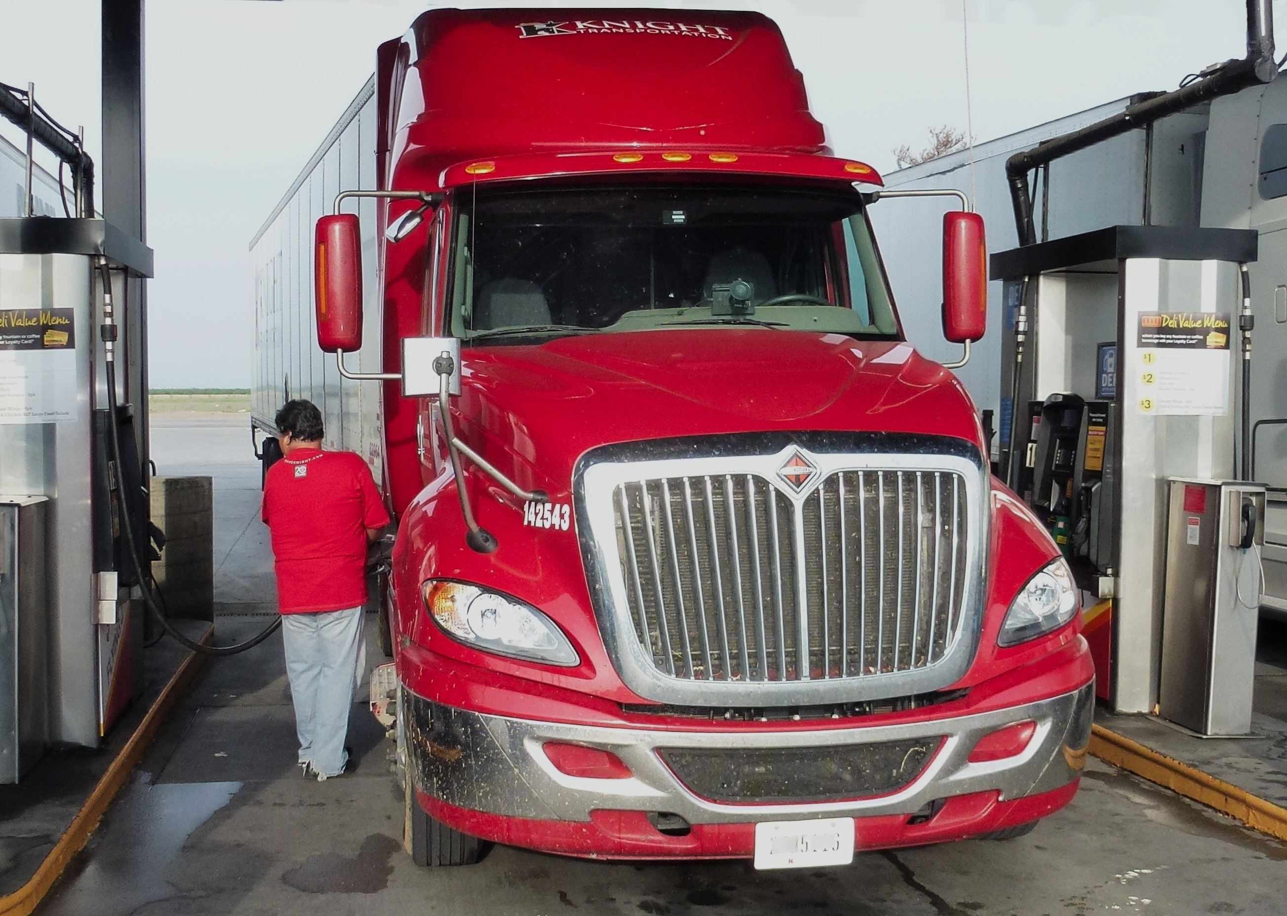 File:Knight Transportation Service Trucking at Flying J Travel Plaza  Bakersfield, (CA).jpg - Wikimedia Commons