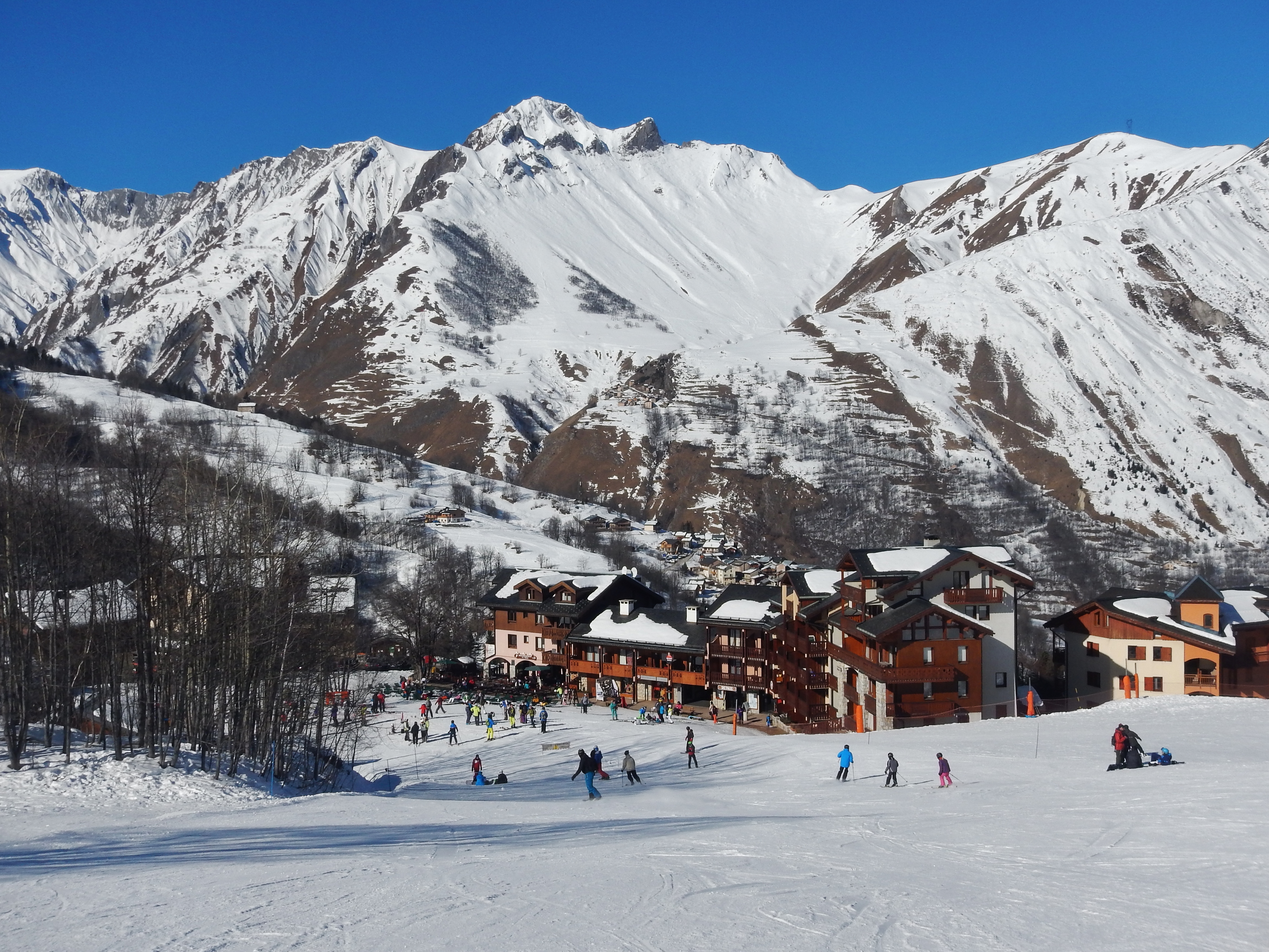 Лез 3. Три Долины (les trois Vallees). Три Долины (les trois Vallées), Франция. Les 3 Vallees горнолыжный курорт. Сен-Мартен-де-Бельвиль замок.