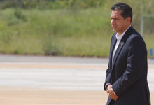 Lucio Gutiérrez llegando a la Base de la Fuerza Aérea de Brasilia, cuatro días después de su destitución.
