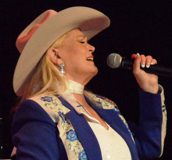 File:Lynn Anderson on stage April 2011.jpg