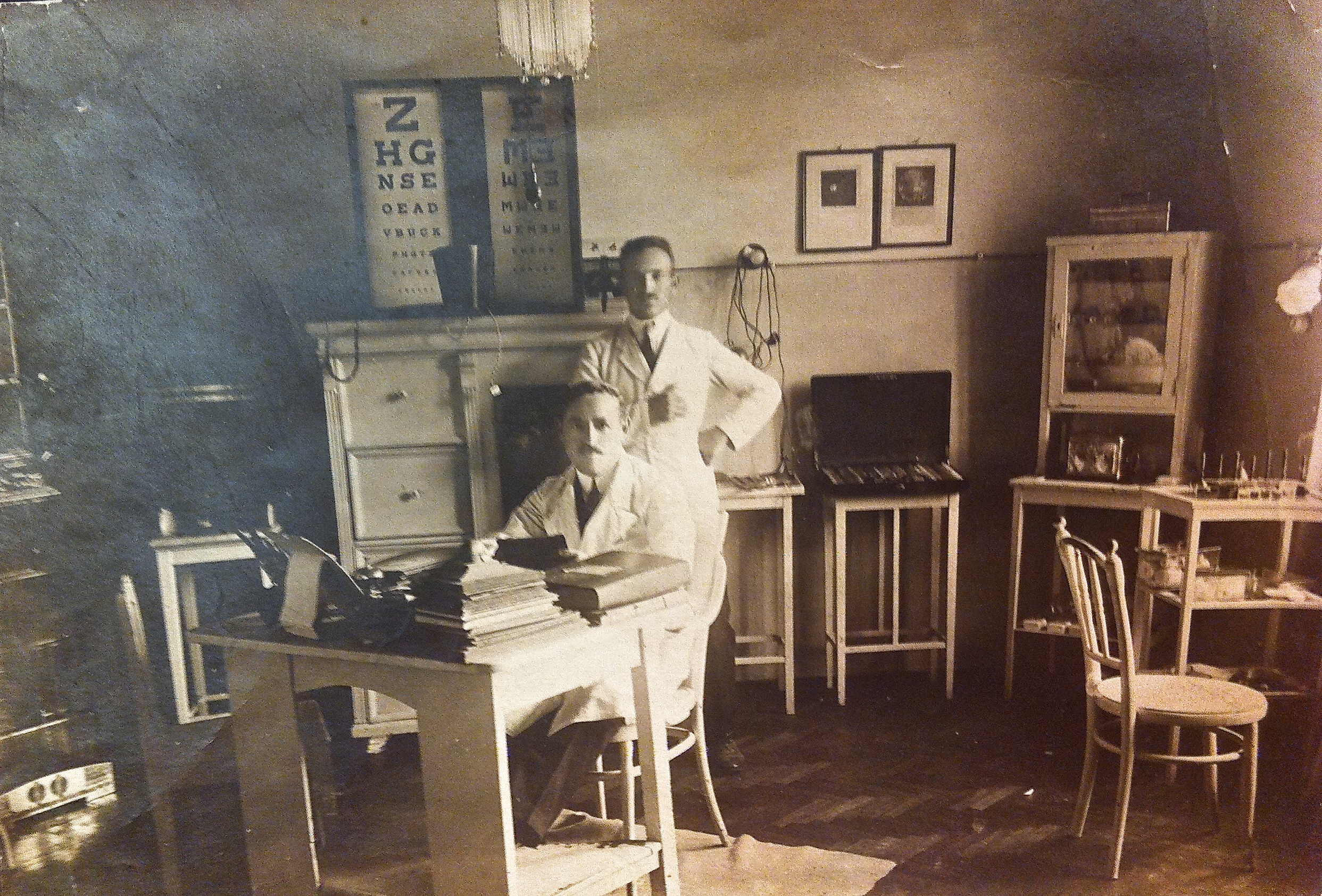 File:Nicolae Blatt in his medical office in Tirgu Mures, in the  -  Wikimedia Commons