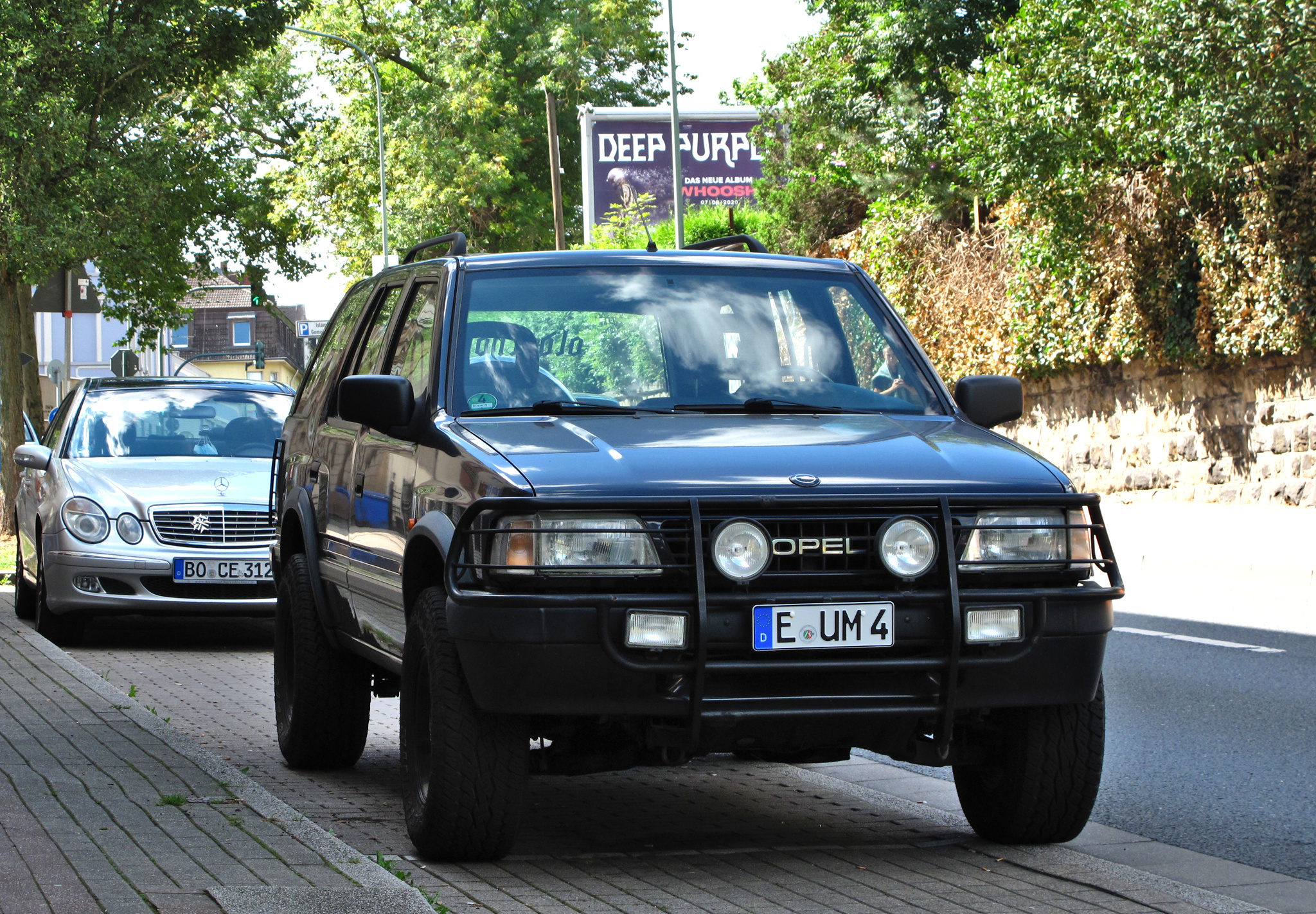 File:Opel Vivaro 20090905 front.JPG - Wikimedia Commons