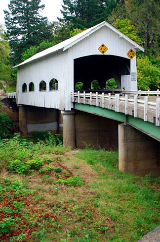 File:Rochester Covered Bridge (Douglas County, Oregon scenic images) (douDA0079a).jpg