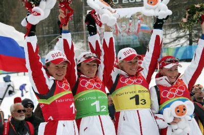 Ольга Зайцева (вторая справа) — олимпийская чемпионка в эстафете, 23 февраля 2006 года, Турин