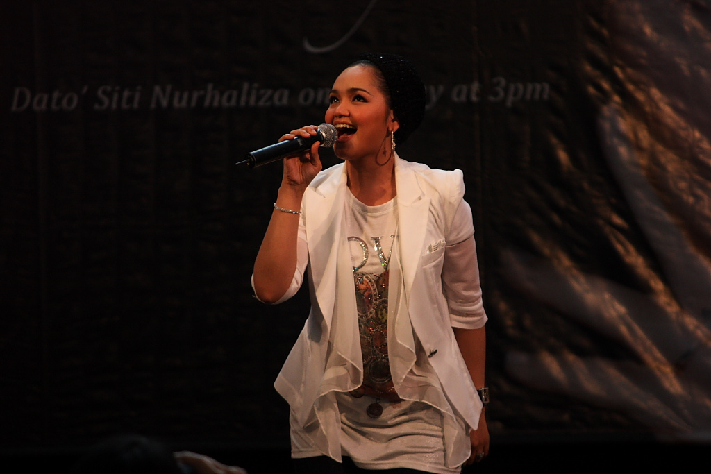 Siti_Nurhaliza_-_SimplySiti_Kuching_2010.jpg