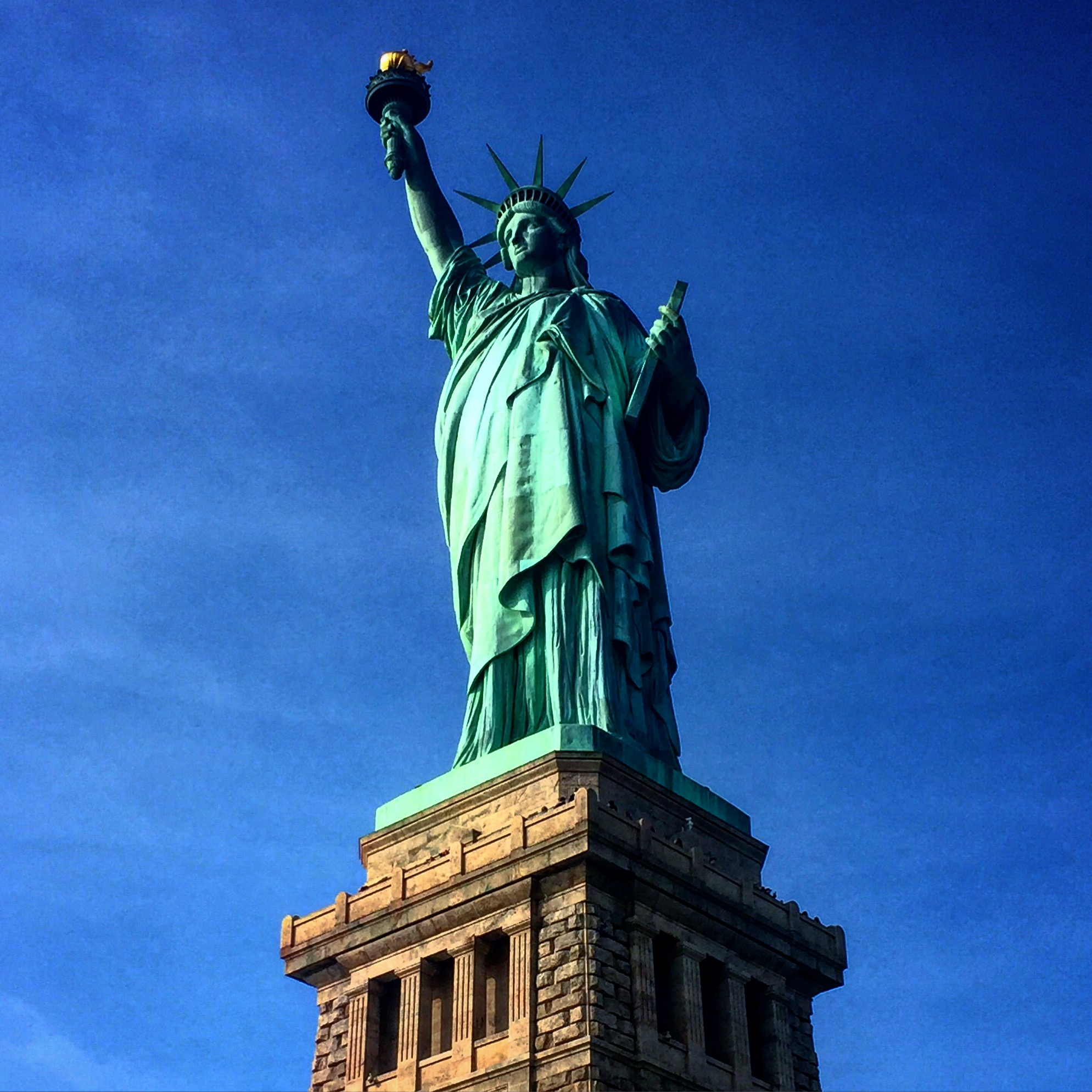 Statue_of_Liberty_blue_sky.JPG