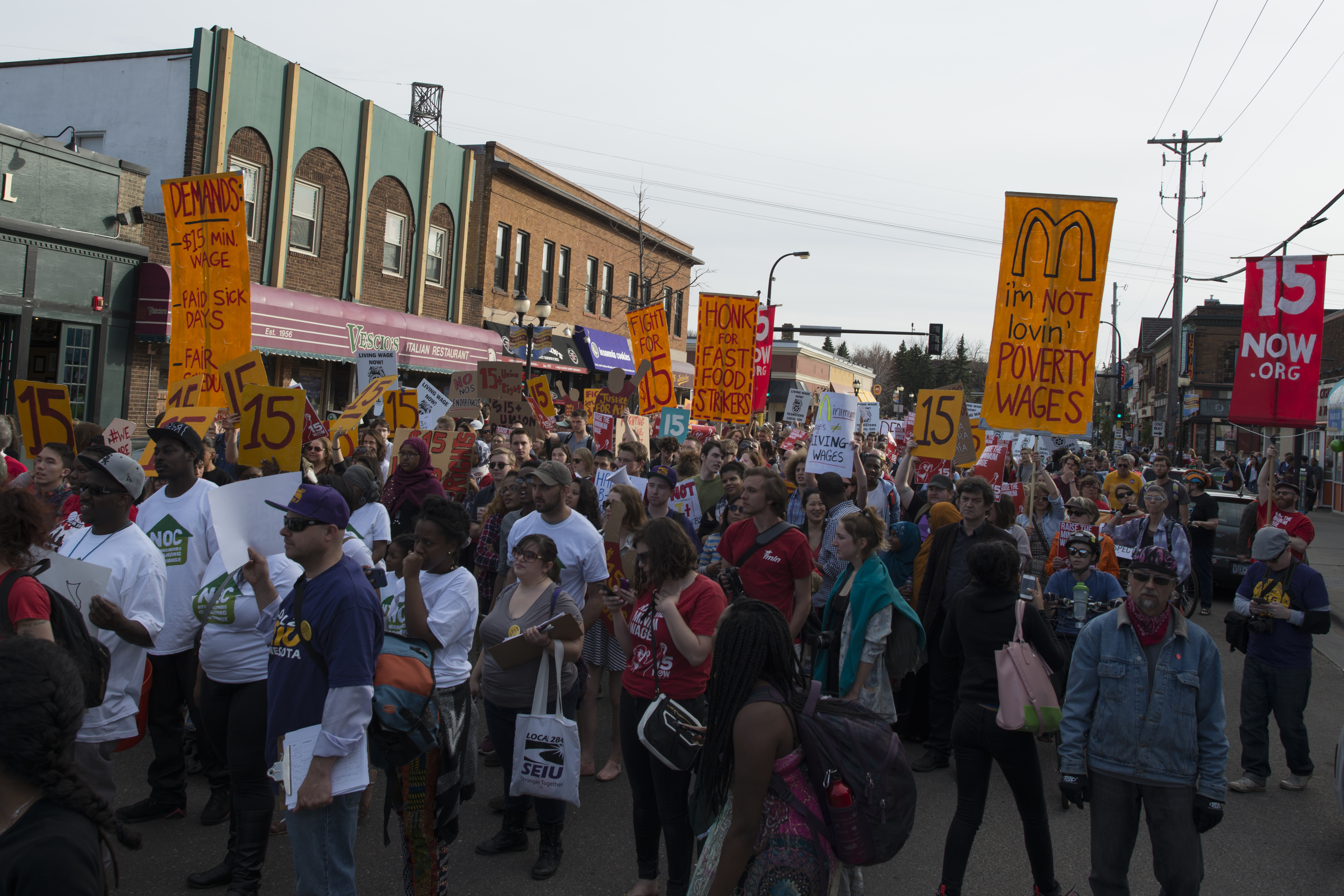 Attēls:Strike and a protest march for a $15 minimum wage in Dinkytown.jpg — Vikipēdija