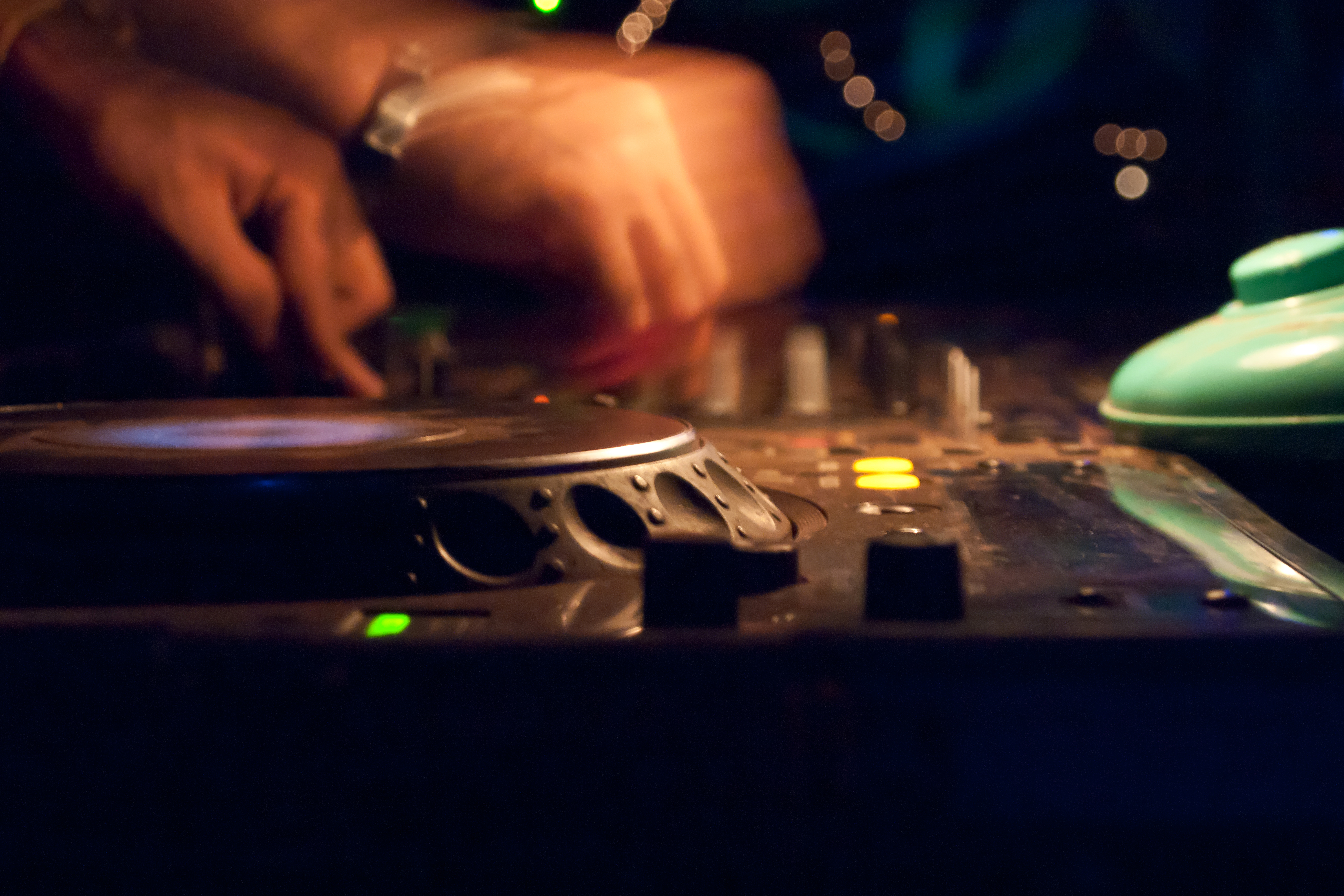 Файл:Vagator, Goa, India, DJ playing music on turntable.jpg — Википедия