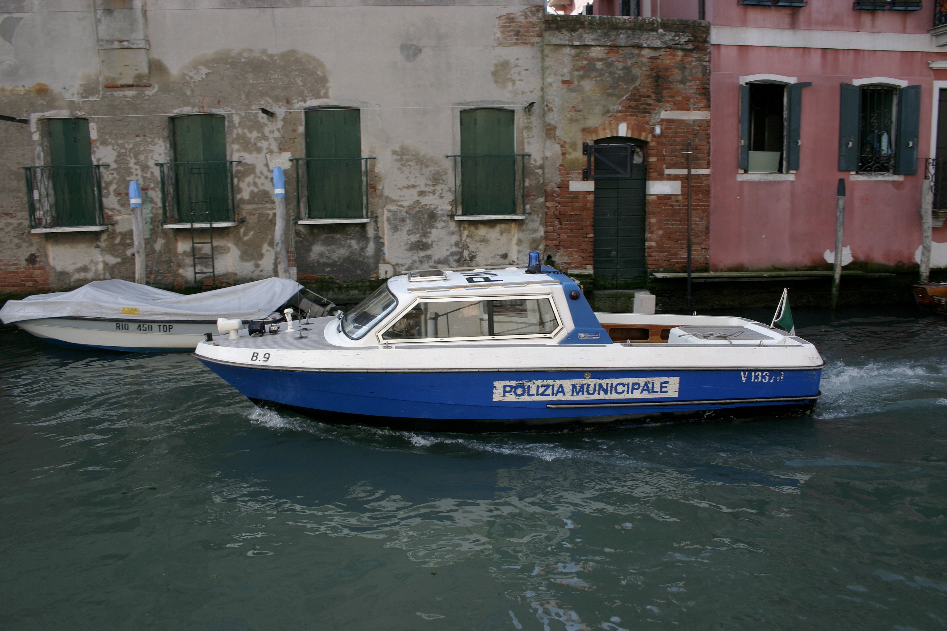 File:Venice - Police boat.jpg - Wikimedia Commons