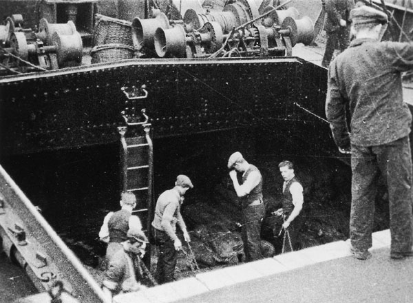 File:Volunteers discharging a ship in the London Docks during the General Strike of 1926 (6105421173).jpg