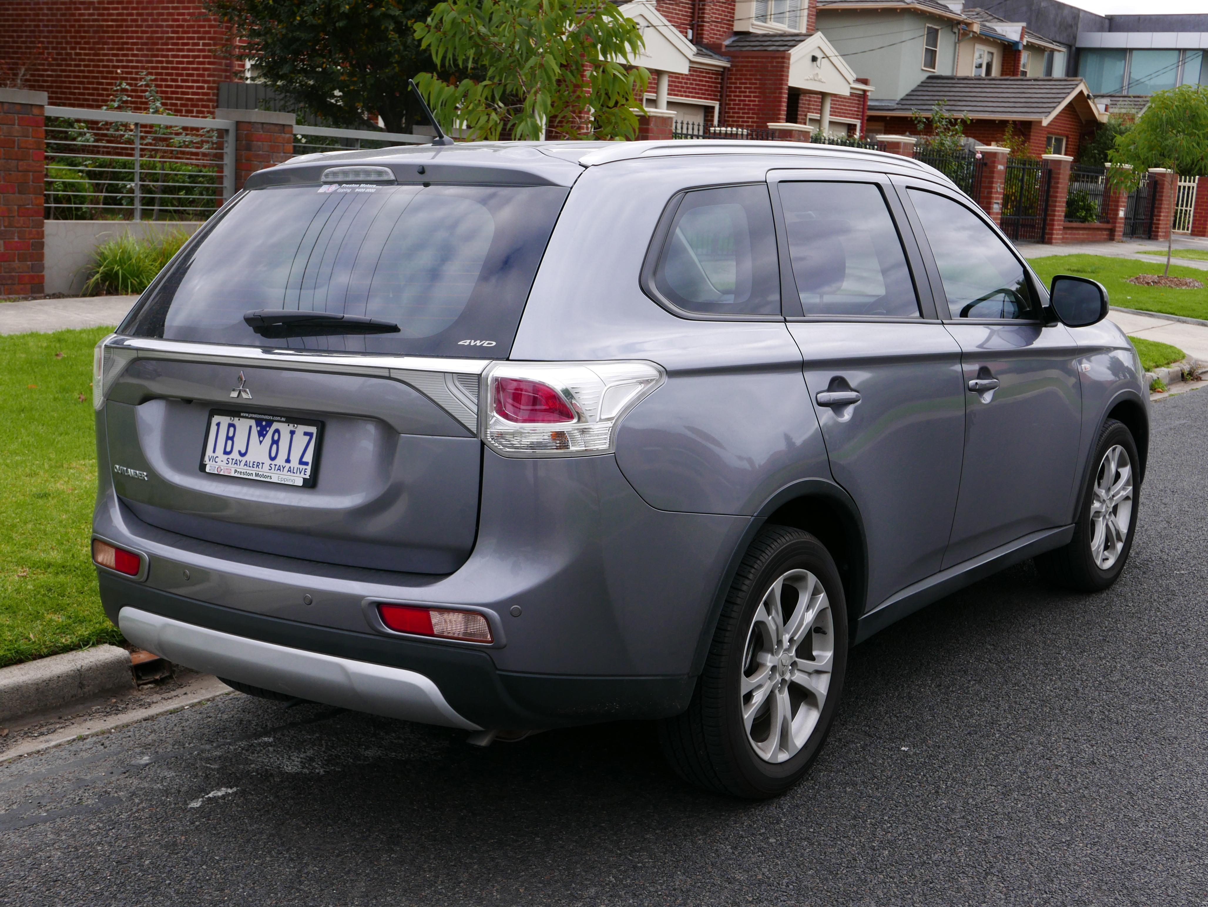 Митсубиси аутлендер сравнение. Mitsubishi Outlander ZJ. Оутландер чд.