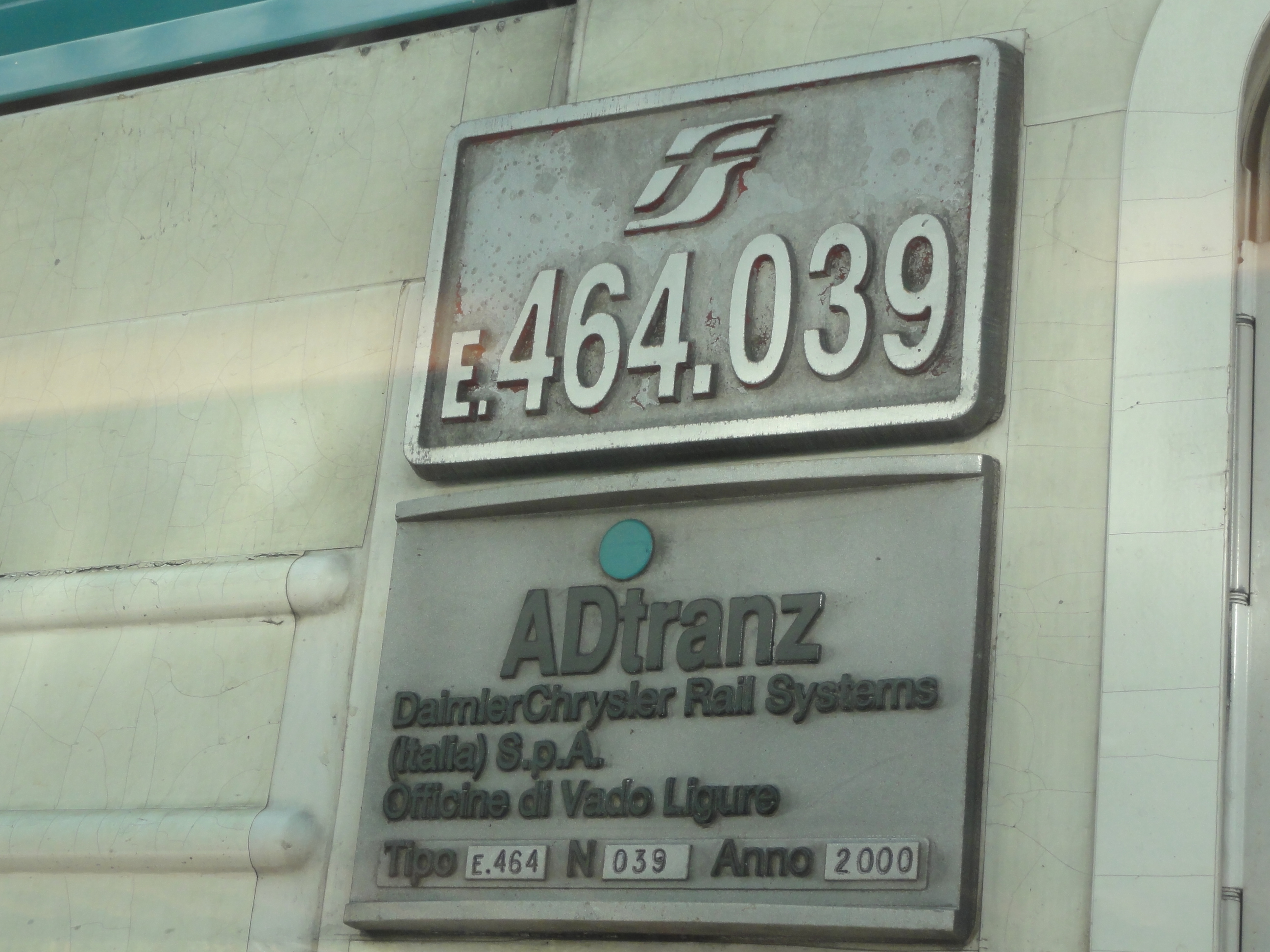 ADtranz-Schild (FS E.464.039).JPG