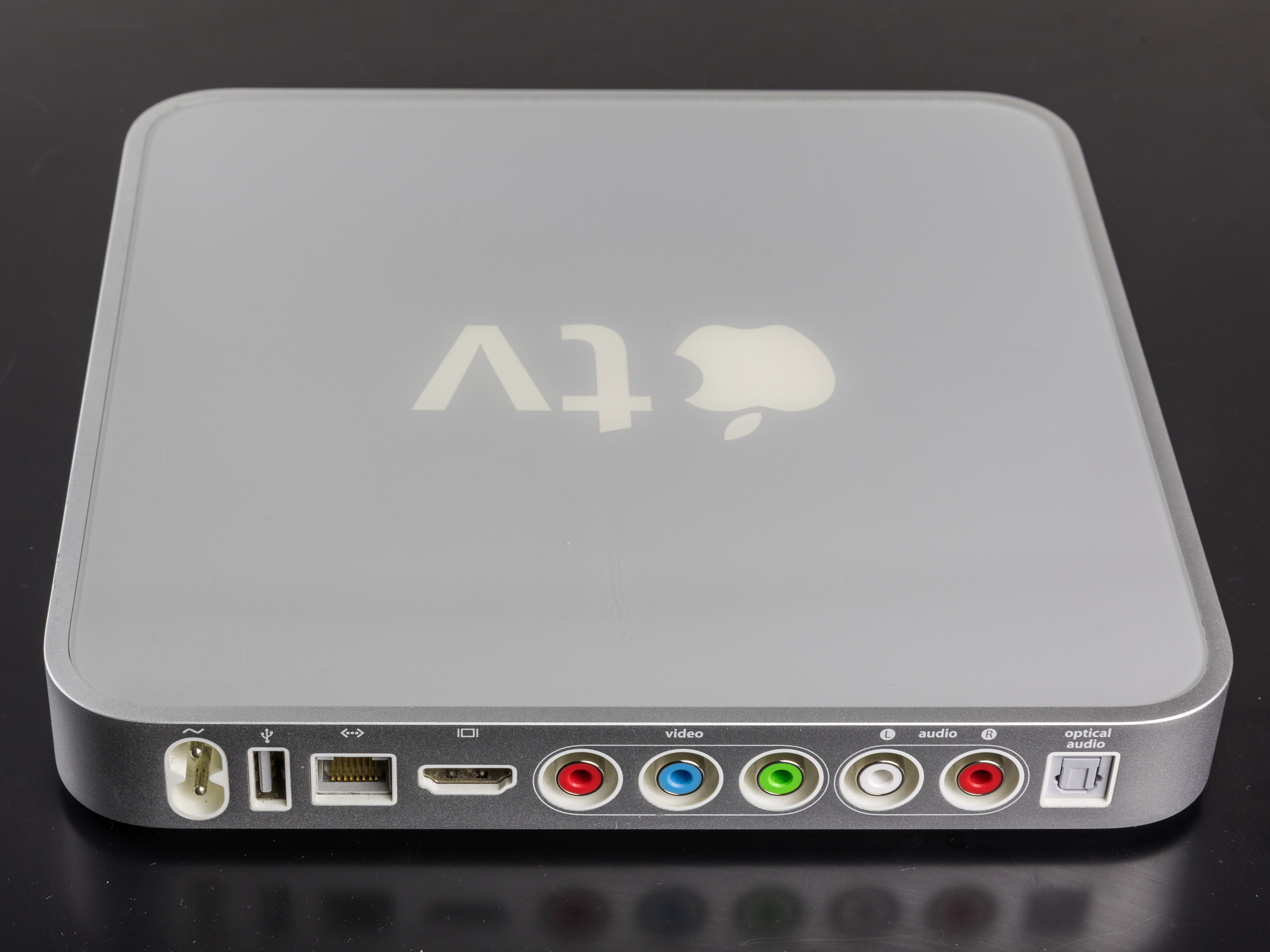 https://upload.wikimedia.org/wikipedia/commons/b/b4/Apple_TV._1st_generation-2290.jpg