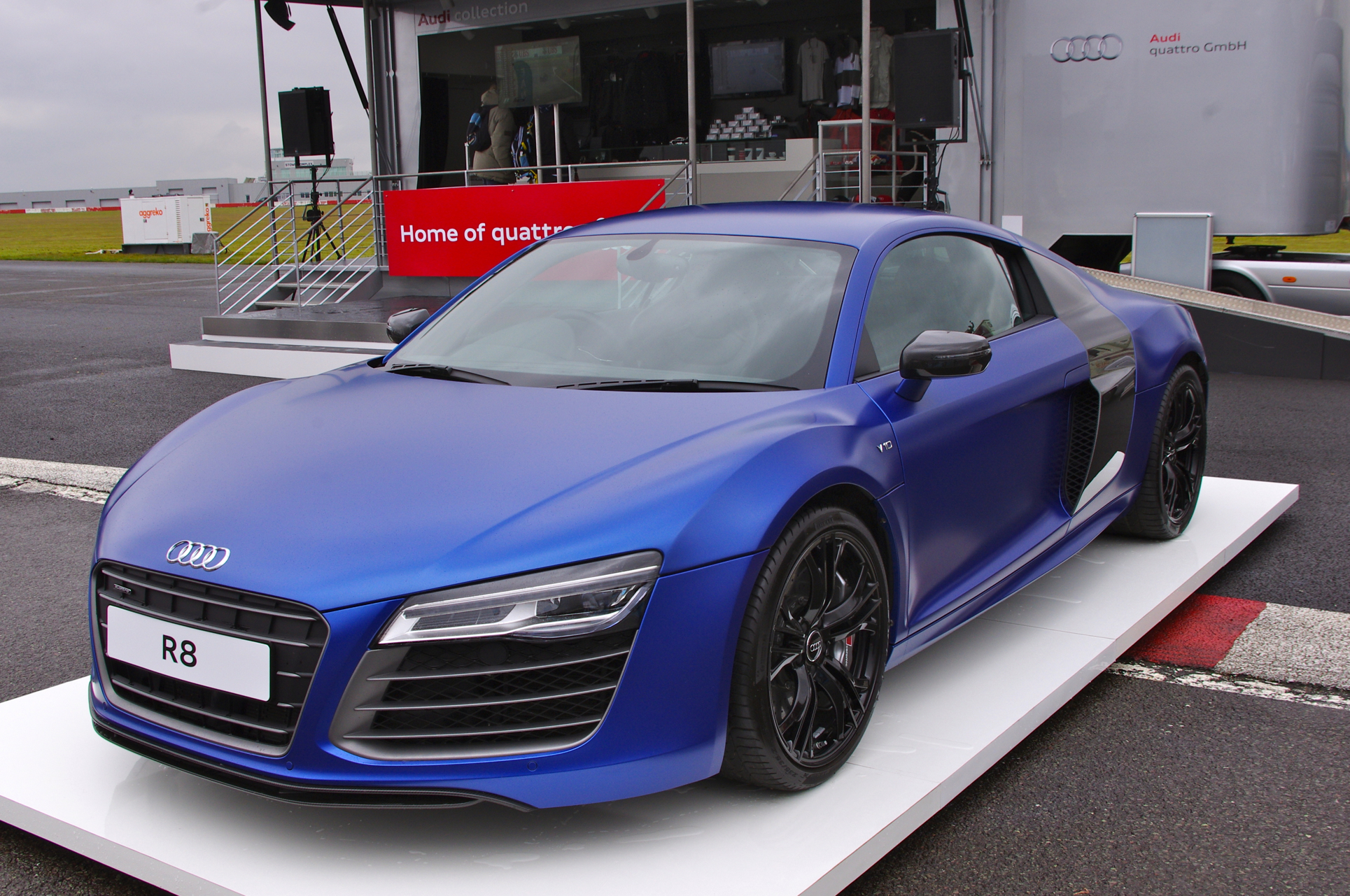 File:Audi logo on Audi R8.jpg - Wikimedia Commons