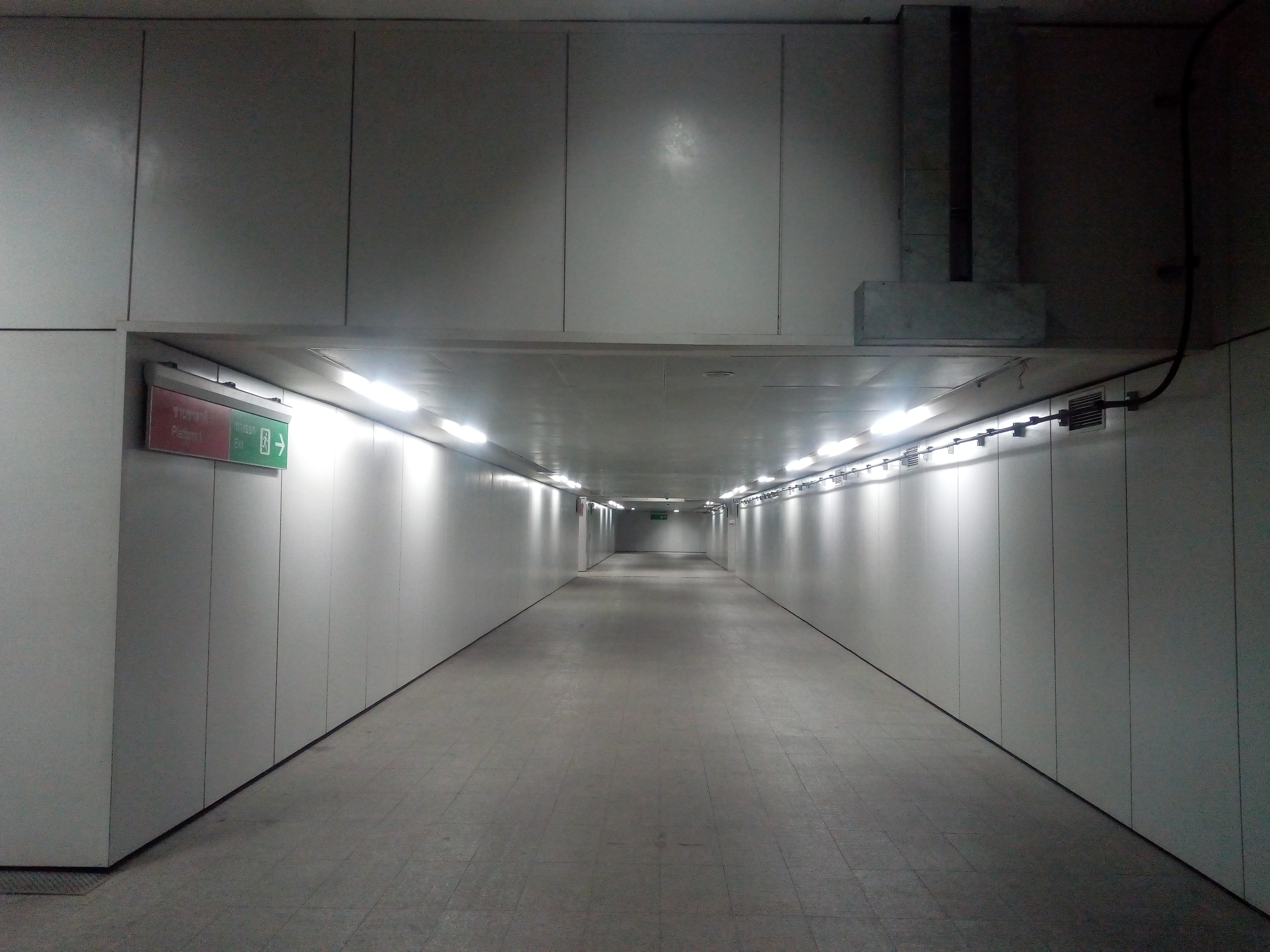 Подземный переход между платформами.
