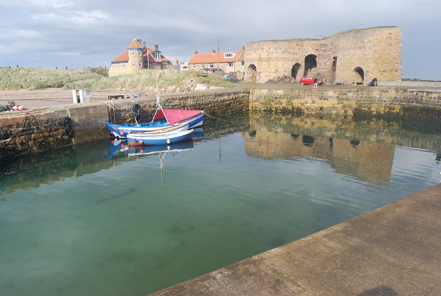 File:Beadnell Harbour and lime kilns - geograph.org.uk - 2516207.jpg