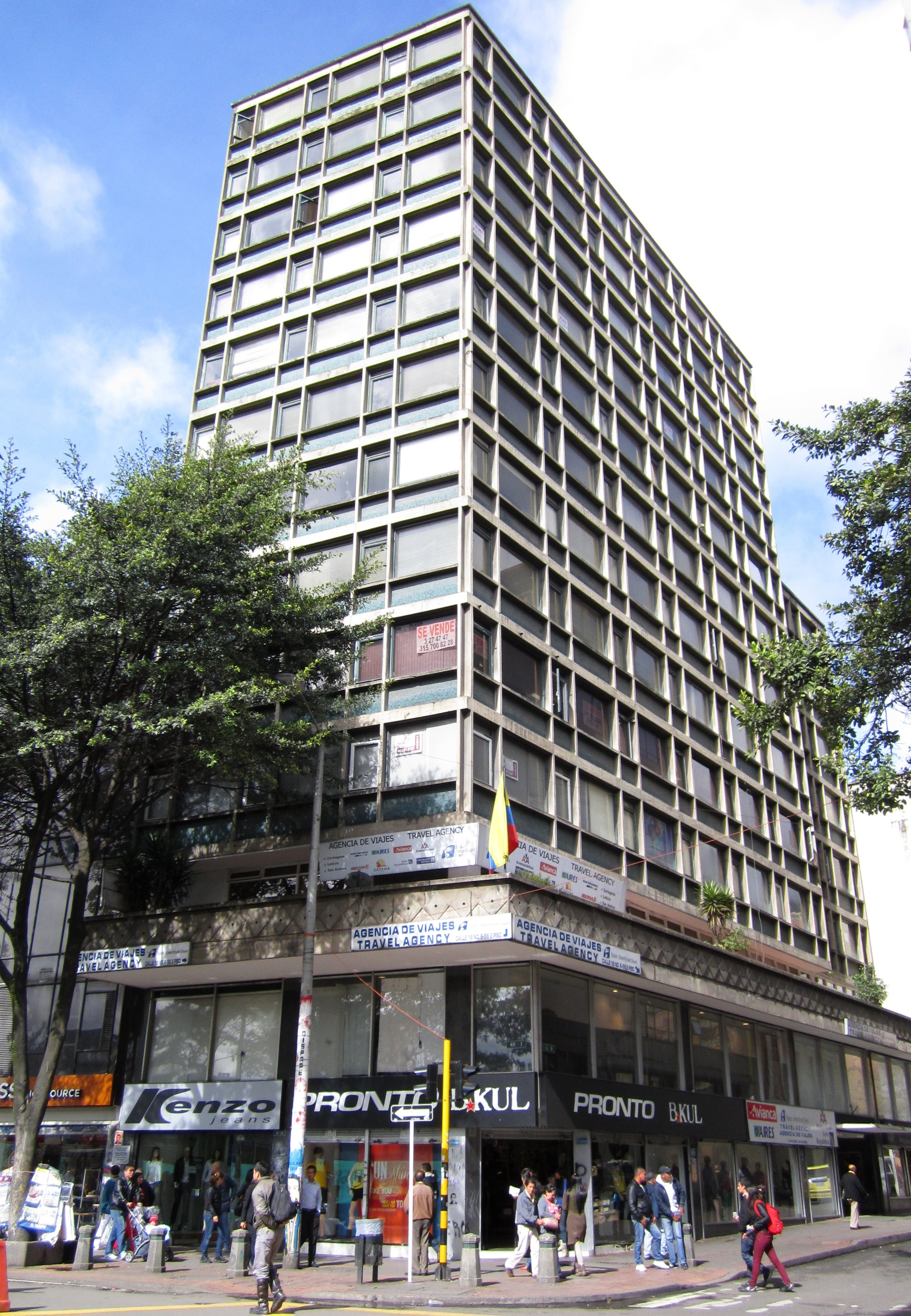 File:Bogotá, edificio carrera 7 con calle  - Wikimedia Commons