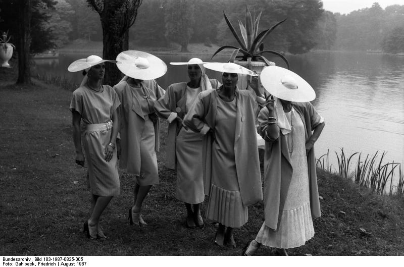 File:Bundesarchiv Bild 183-1987-0825-005, Leipzig, Mode zur Messe.jpg