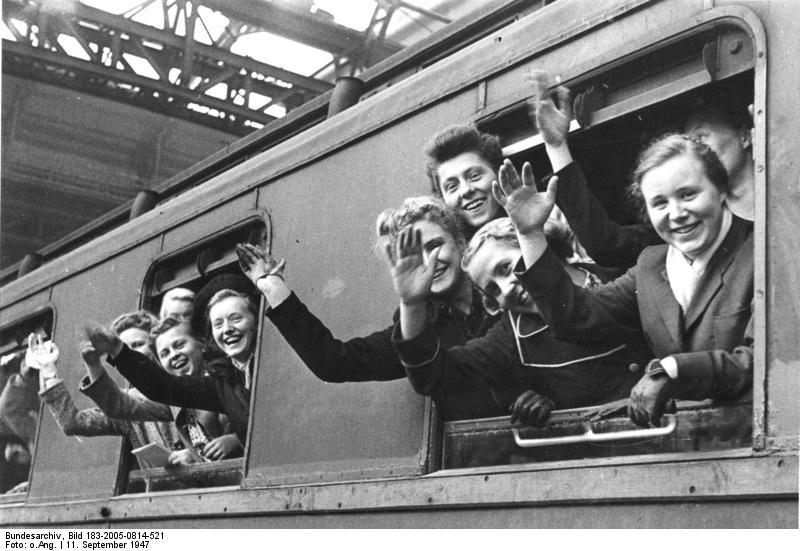 File:Bundesarchiv Bild 183-2005-0814-521, Hamburg, Studenten fahren nach England.jpg