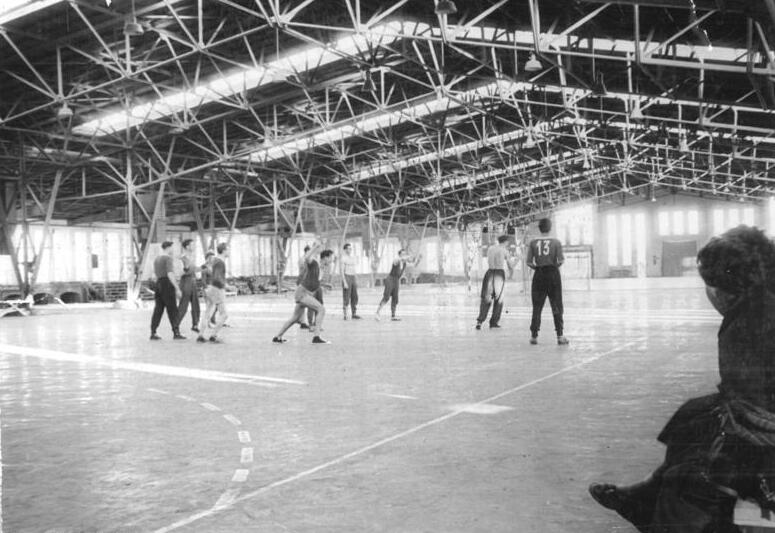 File:Bundesarchiv Bild 183-48852-0001, Rostock, Marienehe, Sporthalle, Handballtraining.jpg