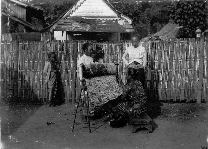 File:COLLECTIE TROPENMUSEUM Een batikster aan het werk TMnr 60008754.jpg