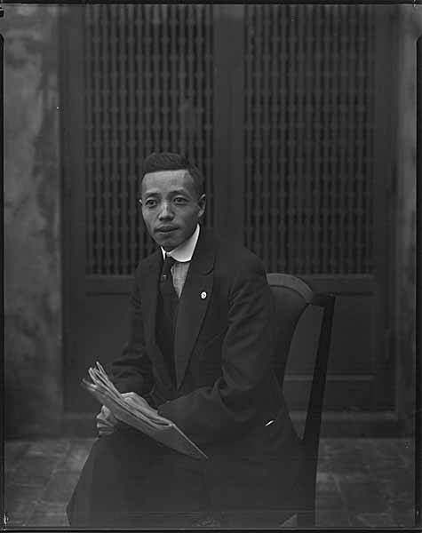 File:Chinese Silk Commission member, probably in Seattle, ca 1920 (MOHAI 1420).jpg