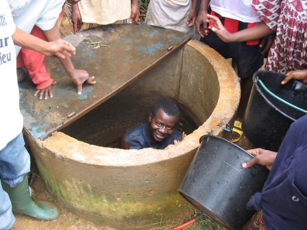 File:Cleaning a well in Yaounde.jpg
