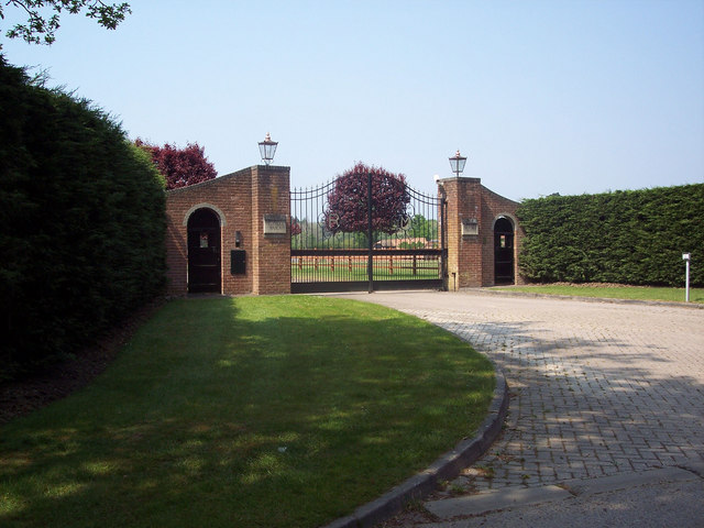 File:Entrance gate to Redbridge Manor - geograph.org.uk - 417836.jpg