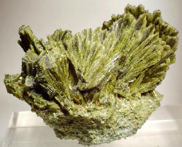 File:Epidote-41426.jpg