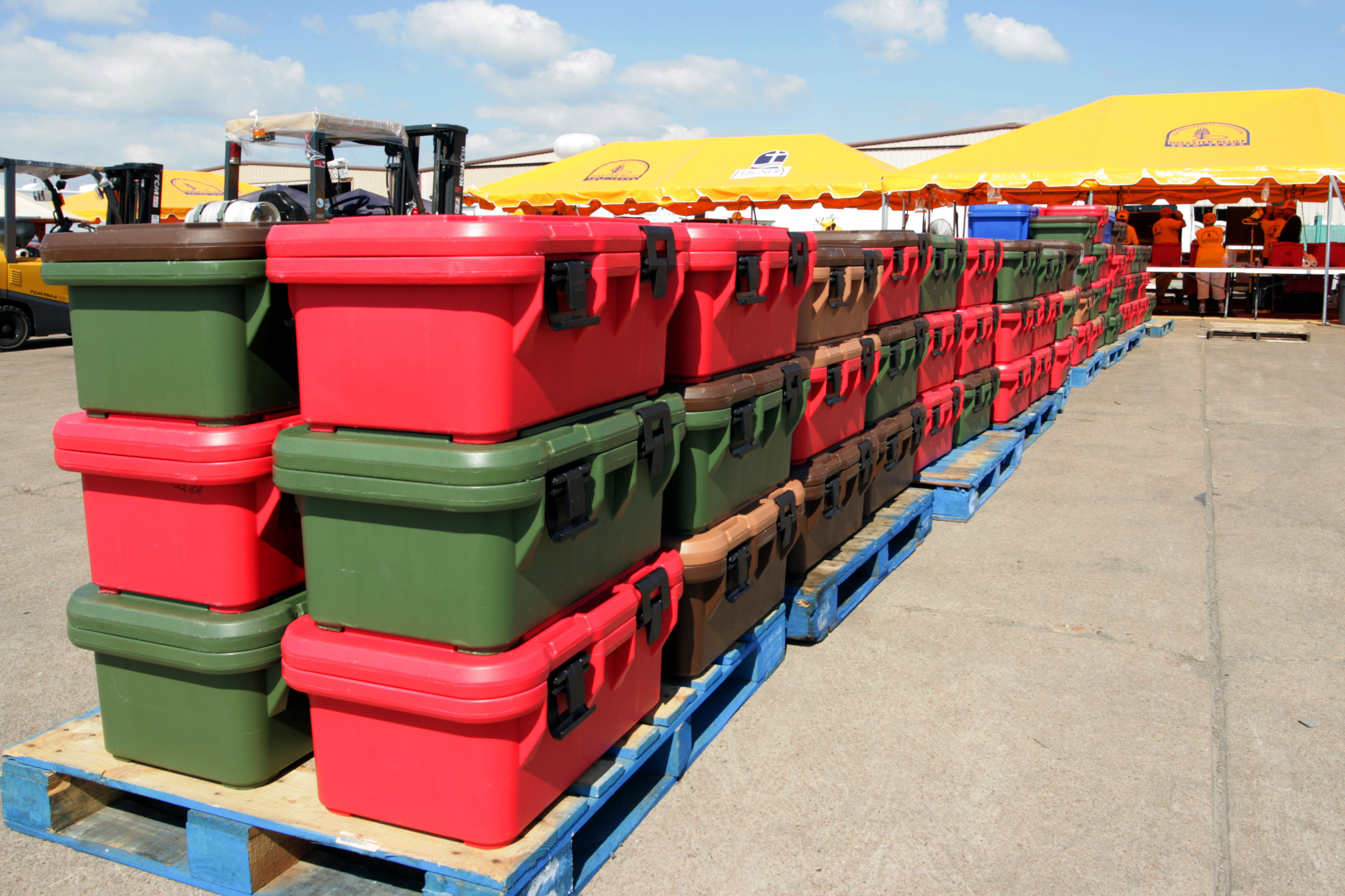 https://upload.wikimedia.org/wikipedia/commons/b/b4/FEMA_-_39207_-_Food_storage_containers_stacked_on_shipping_pallets_in_Texas.jpg
