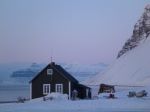 Миниатюра для Файл:Fangsstasjonen Fredheim på Spitsbergen .jpg